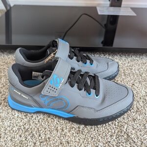 ADIDAS FIVE TEN WOMEN’S KESTREL LACE MTB SHOES, GREY/CYAN/BLACK, Size 8.5.